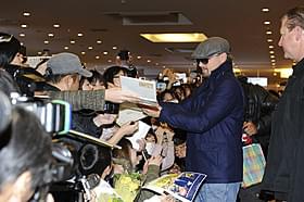 ロビーに詰めかけたファンとの交流を楽しんだディカプリオ「ウルフ・オブ・ウォールストリート」
