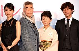 「神様のカルテ2」完成会見に出席した(左から) 宮崎あおい、柄本明、市毛良枝、深川栄洋監督「神様のカルテ」