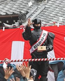柴又の帝釈天で“豆まき”を行ったロボコップ「ロボコップ」