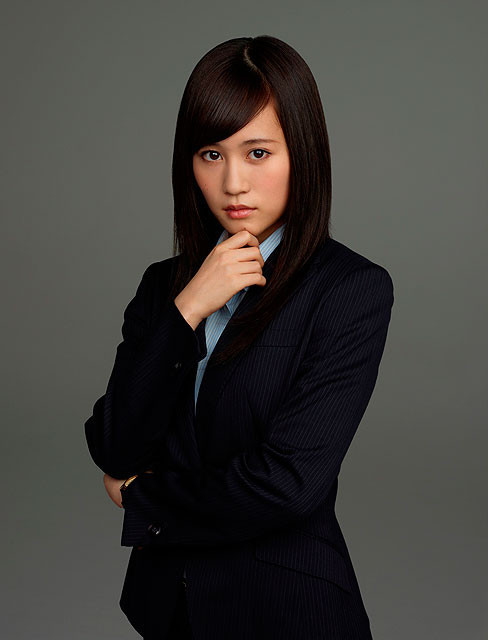 「エイトレンジャー2」でヒロインの 女性記者を演じる前田敦子
