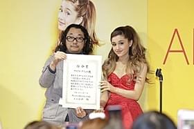 タワレコの一日店長を務めたアリアナ・グランデ(右)