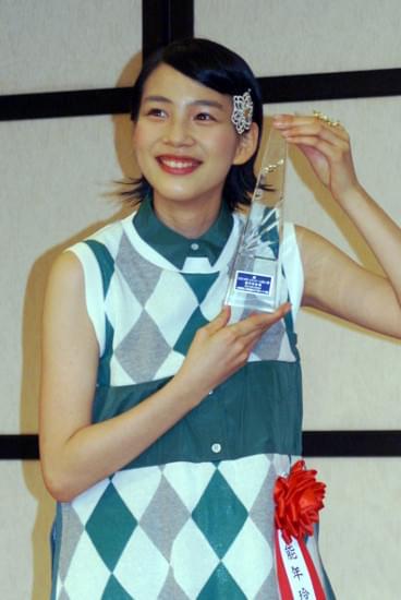 能年玲奈、新人賞受賞でレポーター殺到だじぇじぇ！しっかり受け答え