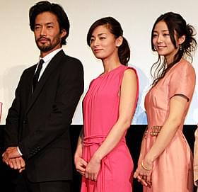舞台挨拶に立った(左から) 竹野内豊、尾野真千子、木村文乃「ニシノユキヒコの恋と冒険」