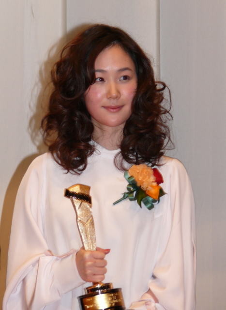 田中裕子、キネ旬表彰式で松田龍平とツーショット かつて父・優作と表紙飾る