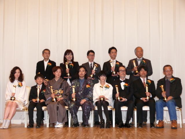 田中裕子、キネ旬表彰式で松田龍平とツーショット かつて父・優作と表紙飾る