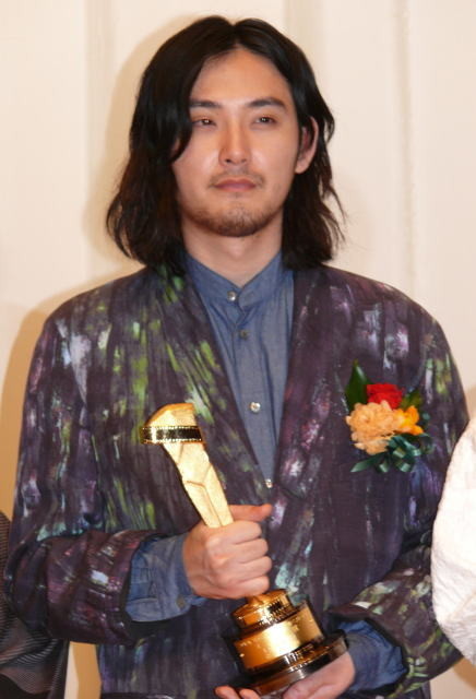 田中裕子、キネ旬表彰式で松田龍平とツーショット かつて父・優作と表紙飾る - 画像6