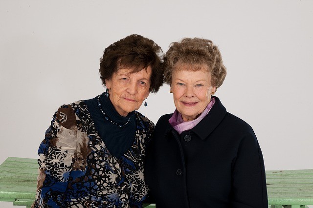 フィロミナ・リーさん(左)とジュディ・デンチ