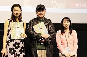 6年ぶりの再会を果たした佐々部清監督と藤澤恵麻(左)「六月燈の三姉妹」