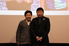 舞台挨拶に立った是枝裕和監督と本広克行監督「そして父になる」