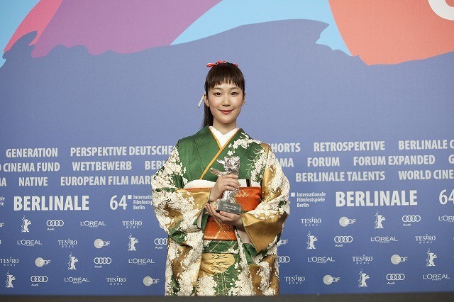 黒木華、ベルリン映画祭銀熊賞を戴冠！日本人では寺島しのぶ以来4年ぶり