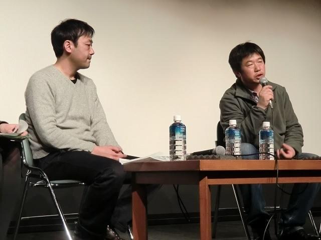 作品について語ったワン・ビン監督（右）と戌井明人