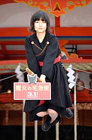 ほうきにまたがり笑顔の小芝風花「魔女の宅急便」