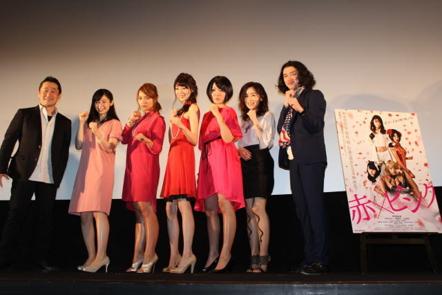 芳賀優里亜ら「赤×ピンク」女性キャスト、暖色ドレスで華やかに初日挨拶 - 画像2