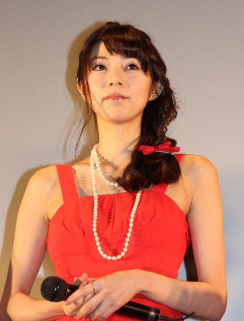 芳賀優里亜ら「赤×ピンク」女性キャスト、暖色ドレスで華やかに初日挨拶 - 画像6