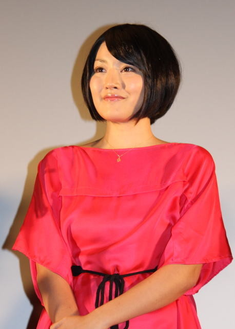 芳賀優里亜ら「赤×ピンク」女性キャスト、暖色ドレスで華やかに初日挨拶