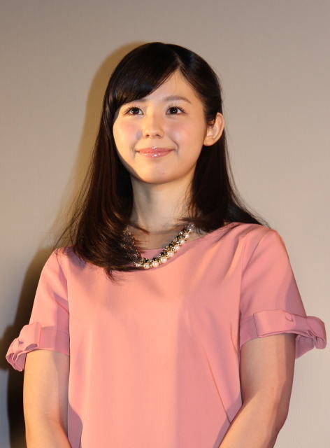 芳賀優里亜ら「赤×ピンク」女性キャスト、暖色ドレスで華やかに初日挨拶 - 画像9