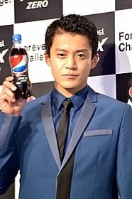 新CMで桃太郎に扮する小栗旬