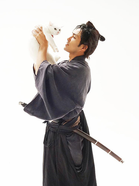 北村一輝、「真似できないユルさが魅力」の「猫侍」でネコに萌える侍に