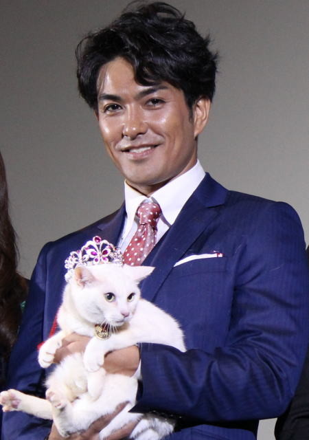 「猫侍」主演の北村一輝、共演ネコに“萌え”まくり！　司会者の声も耳に届かず