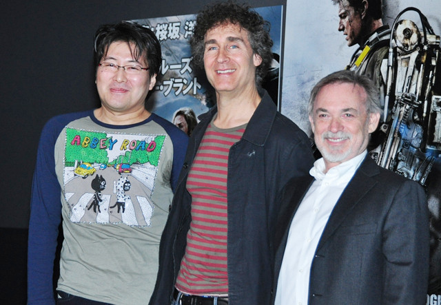 （左から）桜坂洋氏、ダグ・リーマン監督、アーウィン・ストフ氏