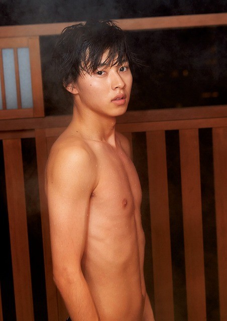 山崎賢人ファースト写真集 現在地 完成 10代最後の記録に入浴シーンも 映画ニュース 映画 Com