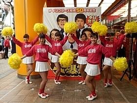 ダンスを披露した現役スクールメイツ