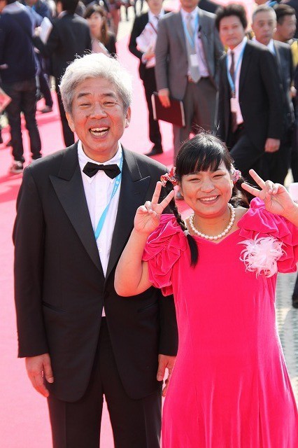 芦田愛菜ちゃん、レッドカーペットで満面の笑み 沖縄でも大人気 - 画像4