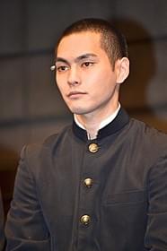 坊主頭で意気込みを見せた柳楽優弥「金閣寺」