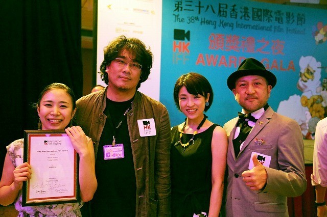 香港国際映画祭で受賞を喜ぶ（左から）坂本監督、 審査員のポン・ジュノ監督、梅野渚、谷中史幸プロデューサー
