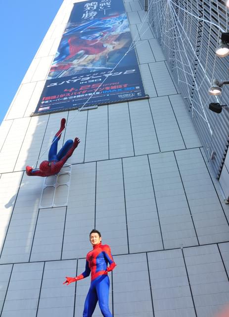 中村獅童が除幕！銀座ソニービル壁面にスパイダーマンが出現！