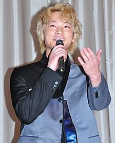 舞台挨拶に出席した綾野剛「そこのみにて光輝く」