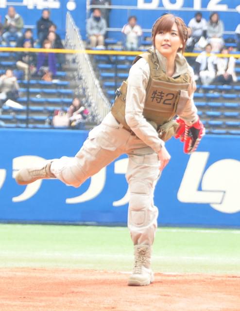 真野恵里菜、始球式でロッテ期待のルーキー井上から空振り奪う！