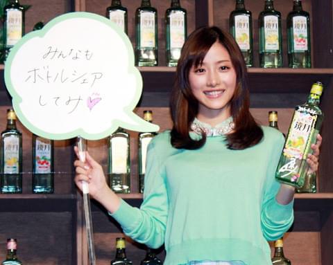 石原さとみ、CM出演する「鏡月」の期間限定バーに来店し「ボトルシェア、してみ」