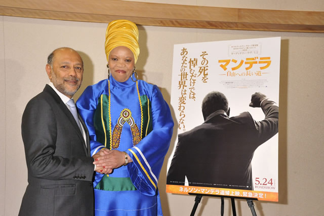 （左から）プロデューサーのアナント・シンとペコ在日南アフリカ大使