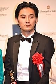 授賞式に出席した松田龍平「舟を編む」