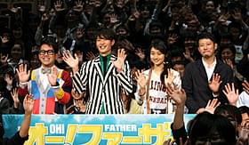 藤井道人監督(右)の母校を訪れた (左から)宮川大輔、岡田将生、忽那汐里「オー!ファーザー」