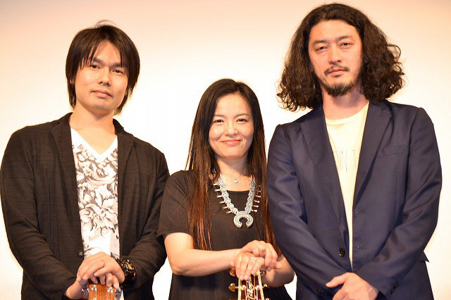 （左から）ギタリストの佐藤亙、榊いずみ、榊英雄監督