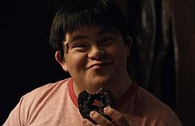 今週末に来日するアイザック・レイバ「チョコレートドーナツ」