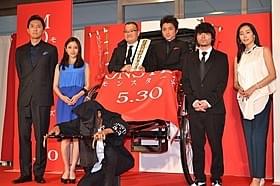 藤原竜也と中田秀夫監督は人力車に乗って登場「MONSTERZ モンスターズ」