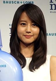 清楚なワンピース姿で登場した堀北真希