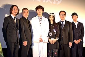 初日挨拶に立った岡田将生、忽那汐里ら「オー!ファーザー」