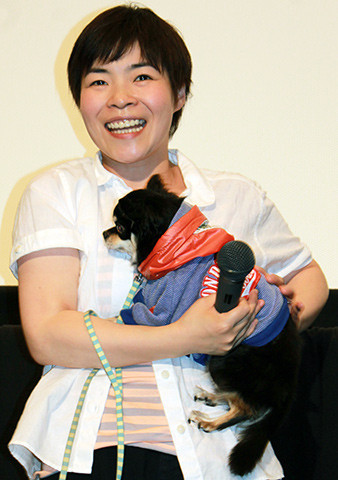 愛犬ジュリエットを抱く山田花子