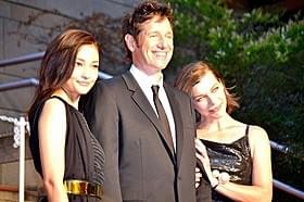 (左から)黒木メイサ、 ポール・W・S・アンダーソン監督、ミラ・ジョボビッチ「ポンペイ」