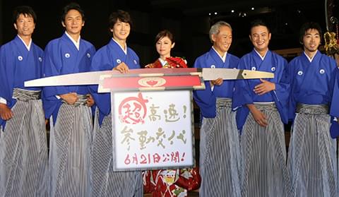 「超高速！参勤交代」の殿・佐々木蔵之介が、紅一点フカキョンの熱視線にメロメロ