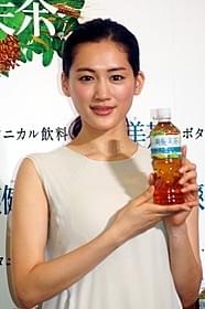 同じナチュラル素材のワンピースで登場した綾瀬はるか