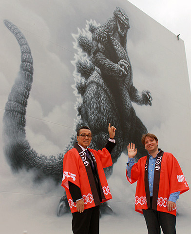 宝田明大感激 ゴジラの巨大壁画“生まれ故郷”東宝スタジオにお目見え