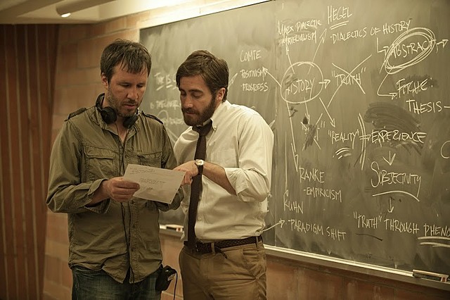 「複製された男」を撮影中のドゥニ・ビルヌーブ監督（左）と ジェイク・ギレンホール（右）