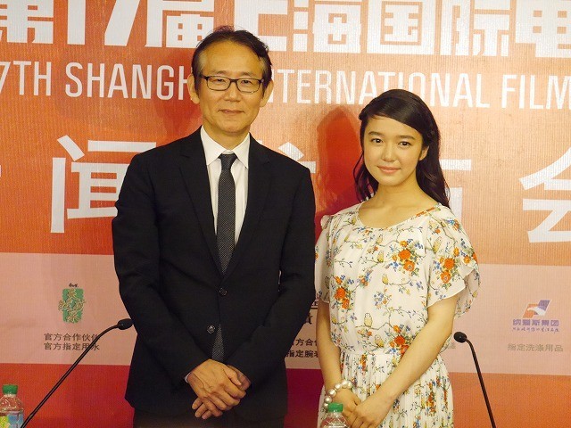 第17回上海国際映画祭での上映に際し会見と 舞台挨拶を行った周防正行監督と上白石萌音