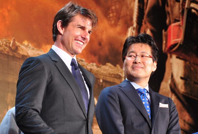 （左から）感無量のトム・クルーズと、映画を絶賛した原作者の桜坂洋