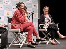 ジュリー・ベルトゥチェリ監督(左)とブリジット・セルボーニさん「バベルの学校」
